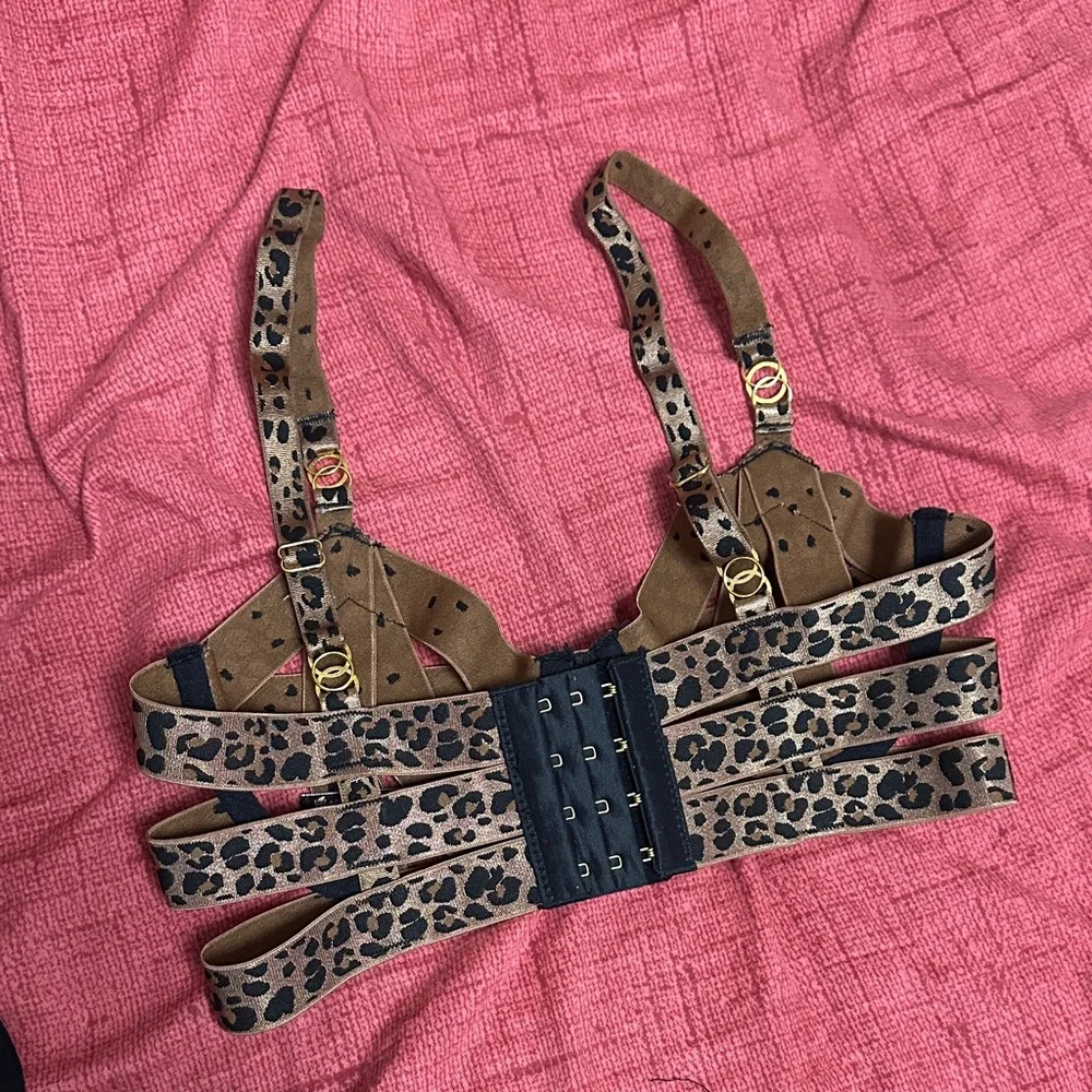 Victoria’s Secret tiger print very sexy bra - Picture 4 of 6